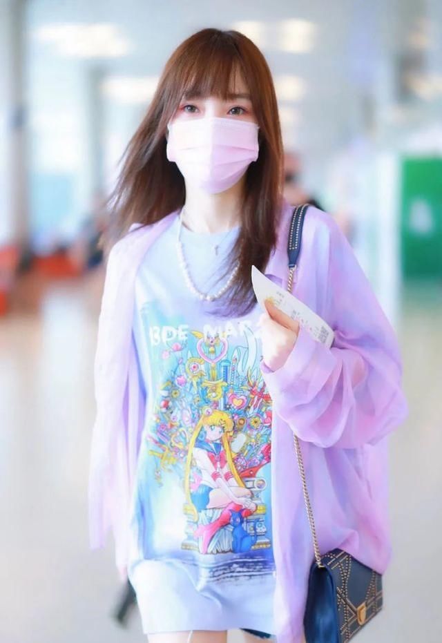  青春|李小璐罕见走机场，穿卡通少女T恤大秀“牛奶腿”，嫩到看不出39
