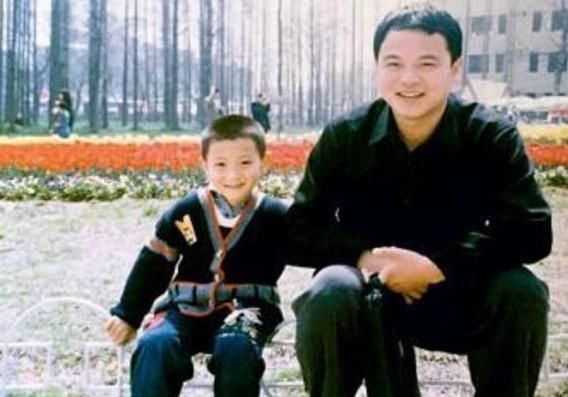  病逝|黄子韬父亲病逝！享年52岁，父亲的倾力支持，也让他变成了大男孩