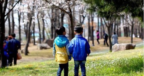 自动|3个孩子摔倒了，先扶自己娃被骂自私，妈妈的话让对方自动闭嘴