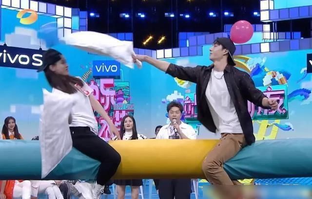  满满|王一博快本报到，玩游戏胜负欲满满，倒挂金钩展现核心力量