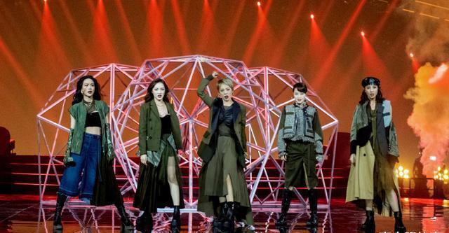 张含韵|李斯组集体婚纱,张雨绮惊艳张含韵甜美,李斯丹妮却像个铁憨憨