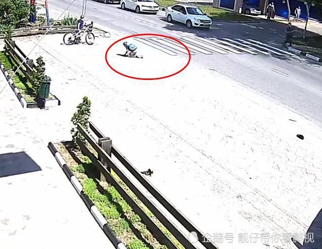  刹车|两小伙准备过马路，前方飞来一辆摩托车，刹车不及酿成惨剧！