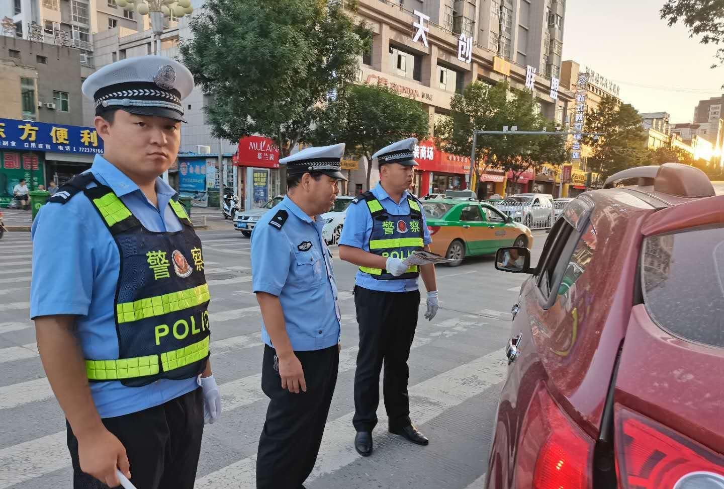 文明一|靖边交警街头开展“车让人 人守规”交通安全宣传劝导活动