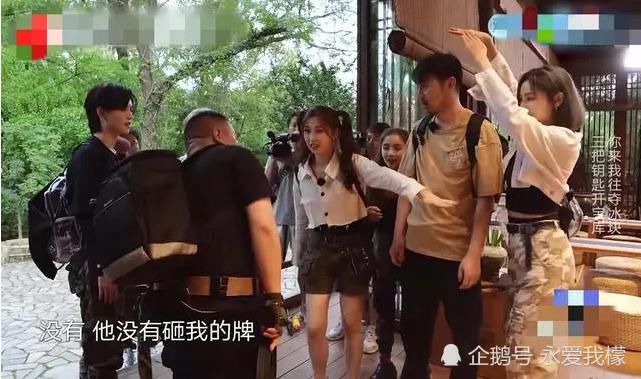  钥匙|孔雪儿下重手？雷佳音被她用道具砸头后，面色难看疑似生气