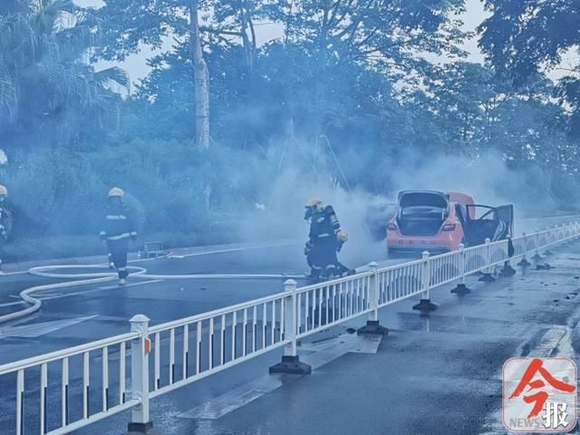  封闭|桂柳路上出租车突然冒烟自燃，司机和两名乘客逃生，火势太大导致道路封闭