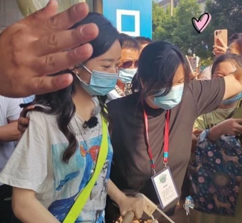  路透|《中餐厅4》路透，赵丽颖超市买食材，镜头下的小蛮腰让人羡慕