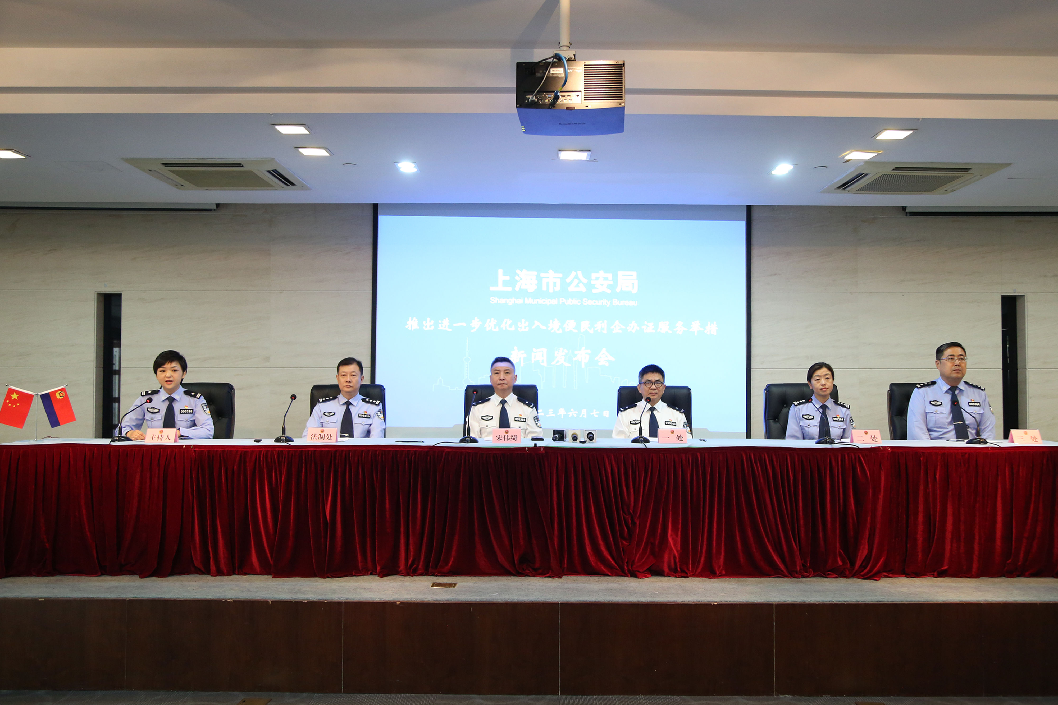 首开未成年学生办证夜间专场，上海再推五大便民举措应对出入境办证高峰