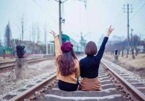  玩命|大学生铁轨摆拍致火车急刹，玩命呢？