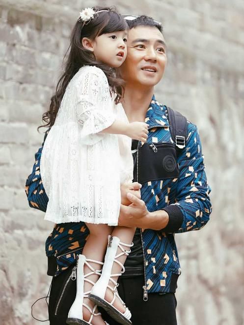  可爱|小泡芙不再可爱，长大后长发及腰似女神，坐在爸爸身边一脸娇羞