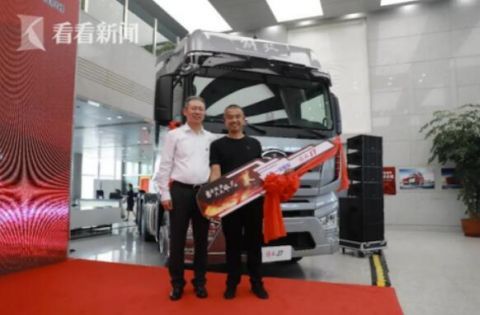  孙刚|冒死开＂火车＂驶离闹市 ＂在线好人＂孙刚获赠新车