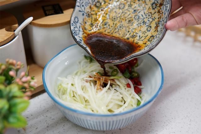  腌萝卜丝|农家奶奶腌萝卜的好方法，12个小时就能吃，香辣可口，嘎嘣脆