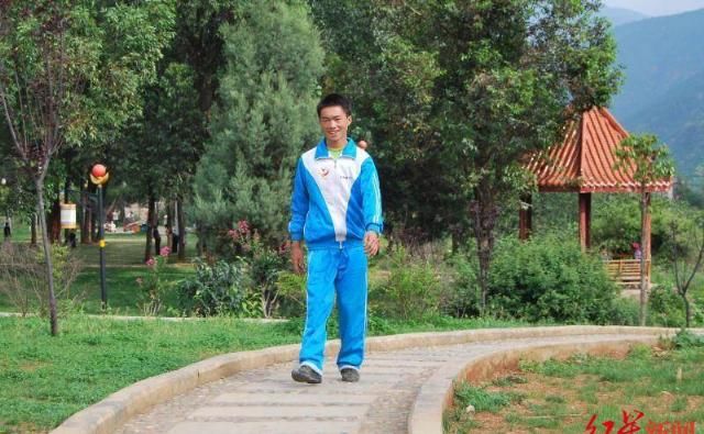  熊洞|从爬着上学到站立支教 专访凉山小伙熊洞：在梦开始的地方，像一盏灯照亮村庄