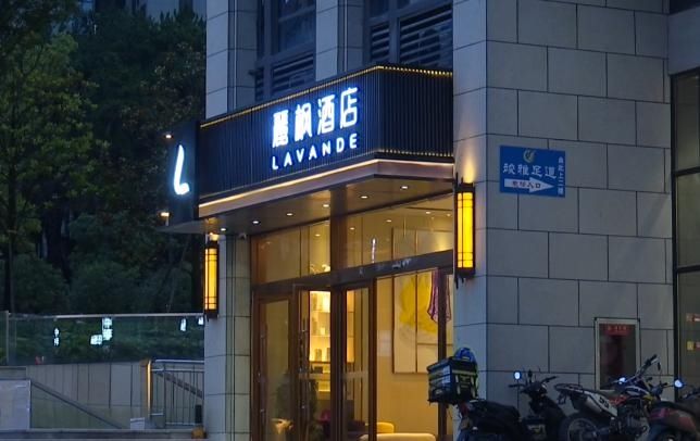 男子|贵阳一男子在酒店吃东西,却被椅子扎伤流血:我担心得病