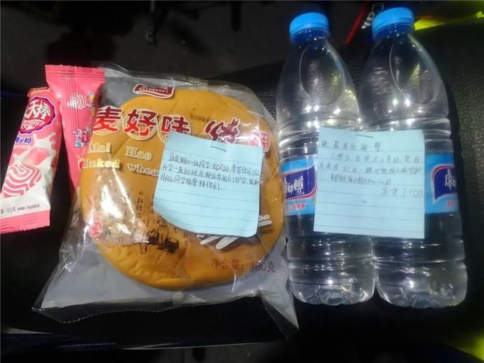  学校门口|两位女同学“偷放”的礼物，瞬间甜化了警察蜀黍们的心......