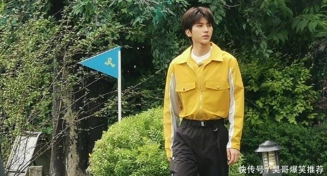 成龙|跑男新路透,baby一手拿“菜刀”一手拿权杖,我却注意成龙的外甥