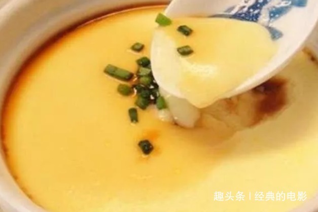 将鸡蛋液|蒸鸡蛋羹,加水是大错特错,多做“这1步”,比豆腐脑还嫩滑