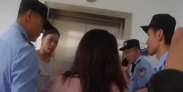  女警|95后女警空手夺刀救下自杀女子，网友点赞：女中豪杰