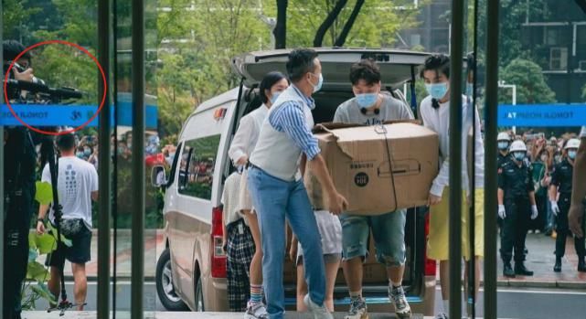  情况下|原来《中餐厅》是这样拍出来的，人墙前面和各大角落全都是摄影师