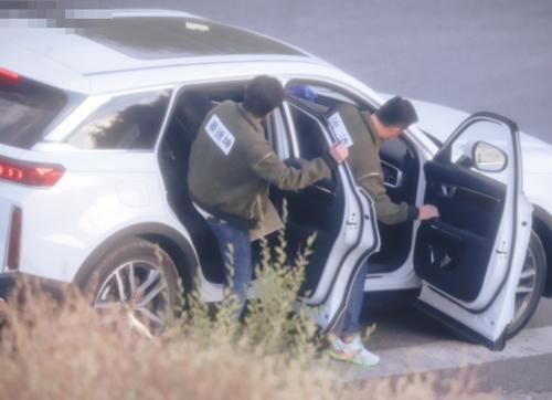  最新路透|《奔跑吧》新路透，当蔡徐坤和女嘉宾坐一辆车，看他下意识举动：真是习惯了