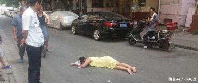 女子|女子倒在街道上, 男子上前伸出援手, 近看后气的直接骂娘