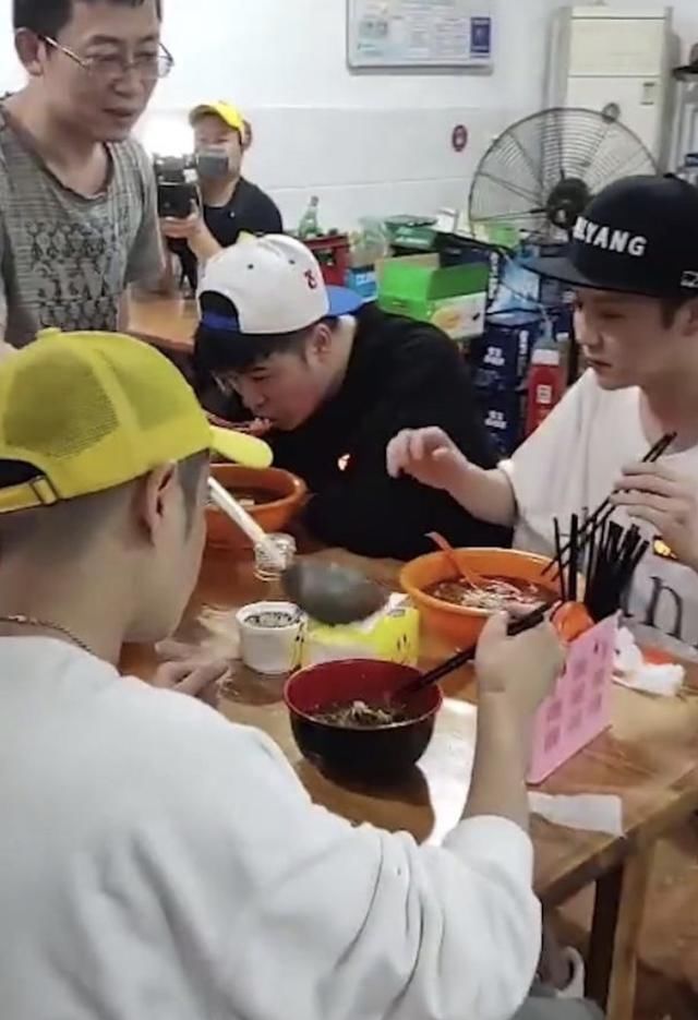  路透|邓超陈赫鹿晗再合体，新综艺路透曝光，扎螃蟹、“飙车”欢乐多