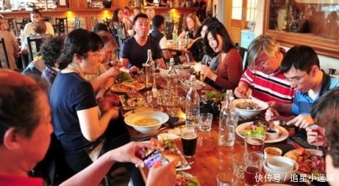 中国|在德国吃了大闸蟹,给了400元准备走,立马就被德国老板叫住