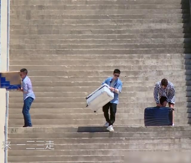  轻松|黄晓明累到眼神迷离，赵丽颖最轻松，过敏体质的李浩菲就可怜了