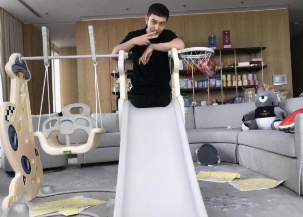  窗外|黄晓明夫妻4亿豪宅，落地窗当电视墙，窗外就是上海地标建筑