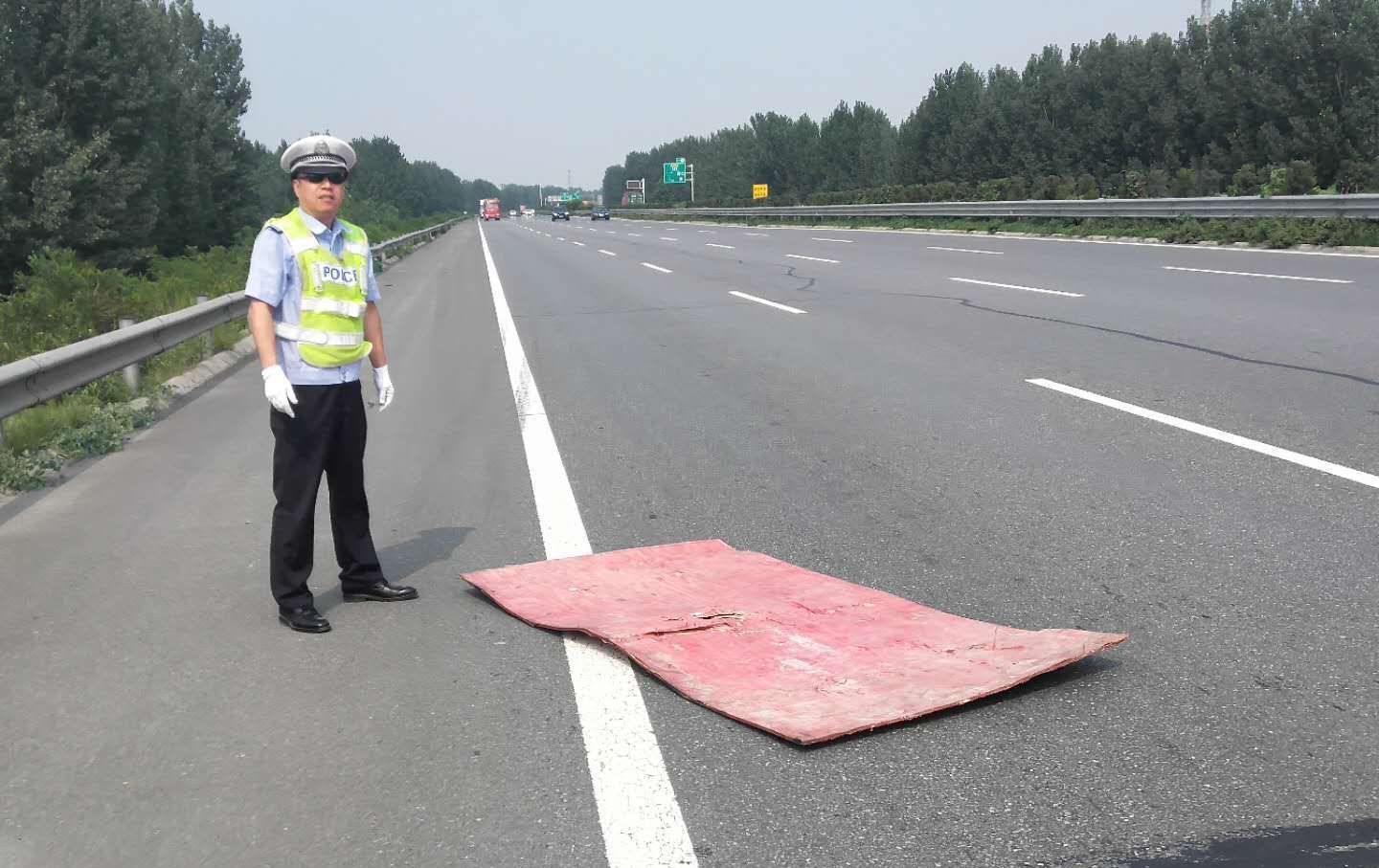  高速交警|交警不顾安危捡拾路面杂物，提醒驾驶员行车前检查车况