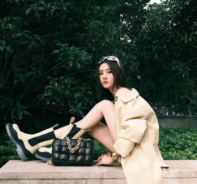  不合|宋祖儿不好好穿衣服，露腰背心大秀香肩美得过分，不合常理