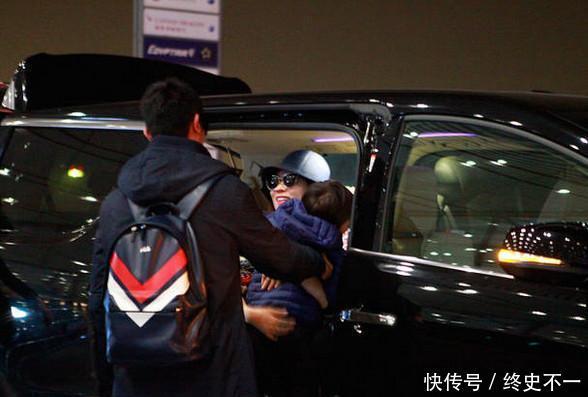  杜江|杜江携子现身机场, 嗯哼坐行李箱显呆萌