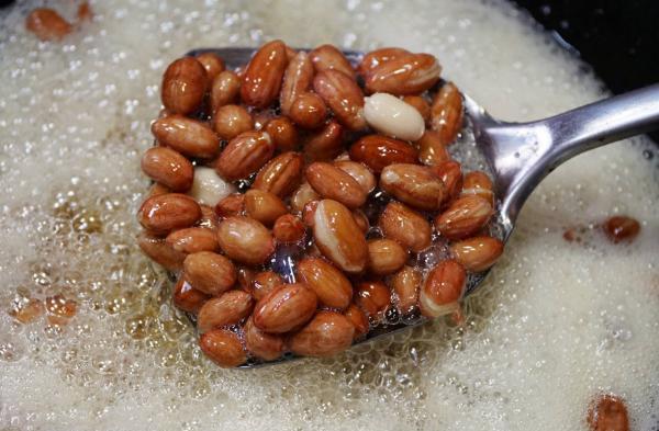 将花生|油炸花生米时,直接下锅可不行,别忘了这一步,炸完酥脆不回潮