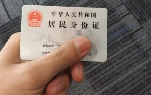  阿姨|“阿姨我帮你拍照”，骗走了老人20余万，别人帮你拍照要当心