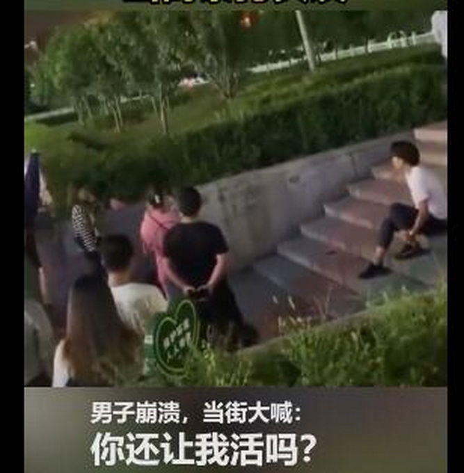 此前|“你还让我活吗？”男子因房子彩礼当街暴打女友，此前疑遭女方家人打