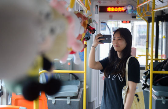  环境|95后司机将公交车变成玩偶世界：为营造温馨乘车环境，他把和女友“抓”的玩偶挂满一车