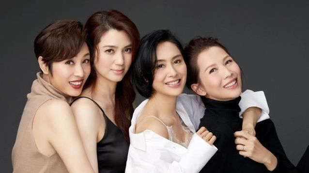  洪欣|四大“美人”又同框，49岁洪欣一身蓝色牛仔套装扮嫩，清新又减龄