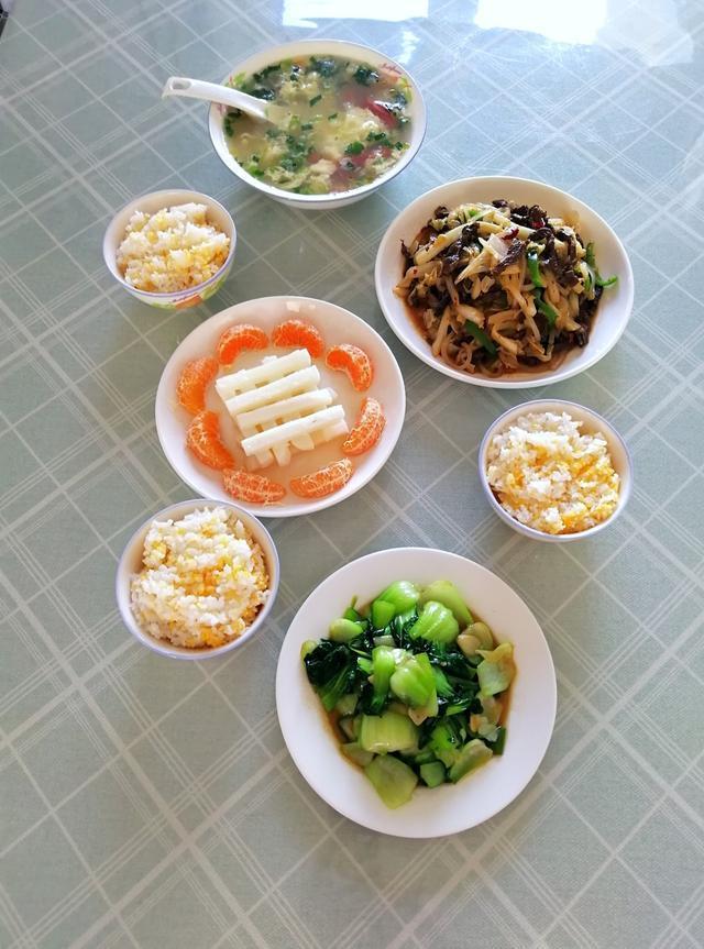 饭菜|晚餐这样吃,蔬菜粗粮多,味道好,网友说你家的饭菜很值得学习