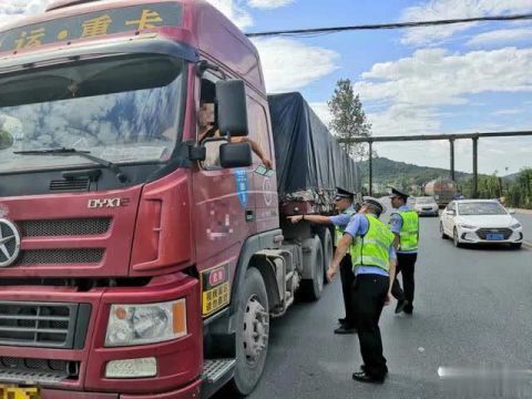  综合执法|货车司机被罚，万载特巡警开出首张罚单