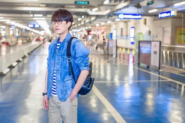 戴眼镜|戴眼镜的靳东更有味道，一身休闲装像大学学长，哪像44岁的人？