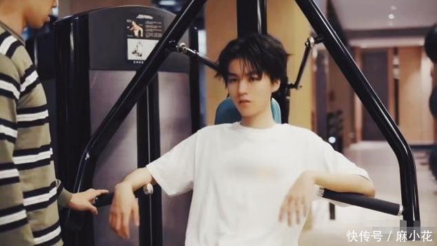 没了|王俊凯的“健身照”被疯传,没了10级美颜,这侧颜是真实的吗?