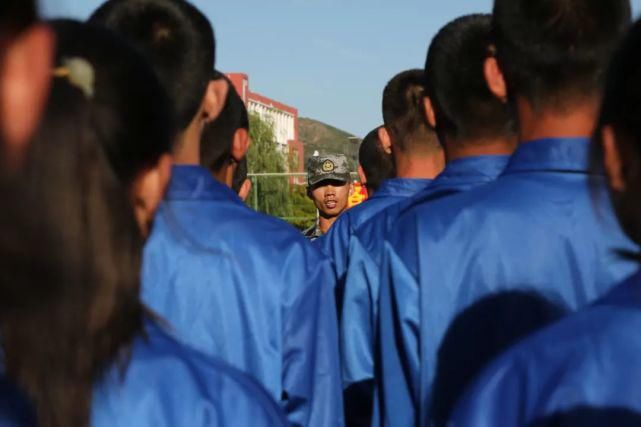 正式|航拍，西吉中学、回中、二中军训！正式拉开帷幕。