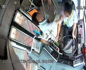  方向盘|公车坐过站，女子竟疯狂抢夺方向盘还用手机砸司机头