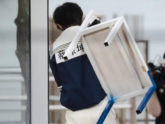  美女|跑男最新生图，蔡徐坤见到同龄美女嘉宾，追风少年秒变小可爱