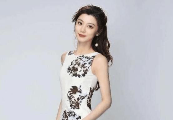  宝藏|本以为王牌女郎“费费”只是主持人，得知另一身份后，果真是宝藏女孩