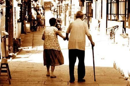 照顾|老人杀害老伴后自杀身亡？老有所养不能是空谈，要学会照顾老人！