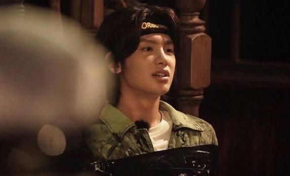  胳膊|《密室大逃脱》黄明昊胳膊上挂了几个人？终究是忙内扛下了所有