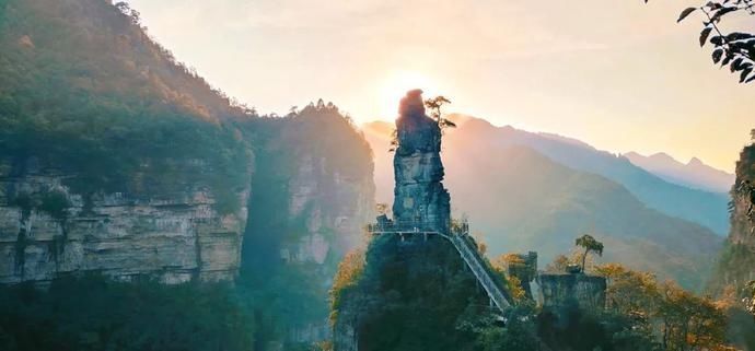  露营|小众游|泛舟露营戏水K歌……漫步夹缝岩，感受惬意悠然