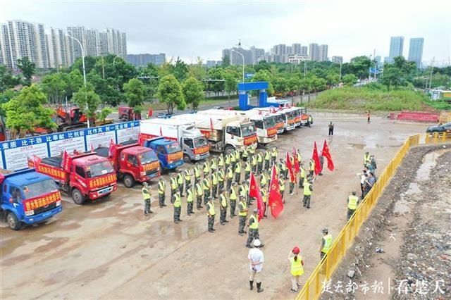  担当|他们来了！武汉市属国企担当防汛“突击队”，1.2万名抢险队员尽锐出战