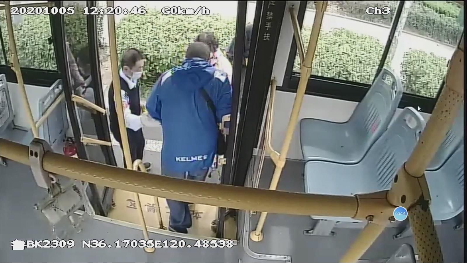 贴心|最温暖的的搀扶，青岛驾驶员贴心举动获赞