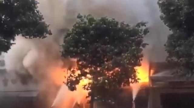  大火|成都一中餐馆突发大火，消防及时扑救